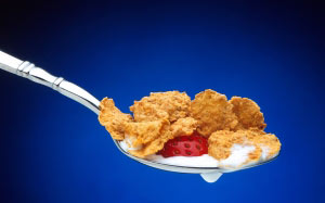 cereal, spoonful, strawberry, spoon, food, breakfast, milk, flakes, eating, fruit, morning, berry