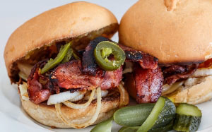 burger, bacon, snack, fast food, bun, food, grilled, lunch, junk food, meal, gherkin, eat, hamburger, 