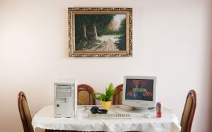 old computer, retro computer, desk, room, interier, video games, pentium, pc, duke nukem 3d, philips monitor, keyboard and mouse
