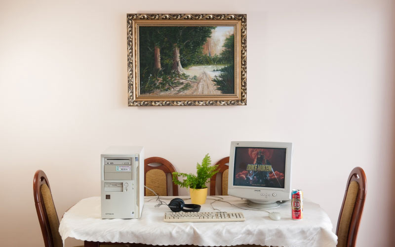 old computer, retro computer, desk, room, interier, video games, pentium, pc, duke nukem 3d, philips monitor, keyboard and mouse
