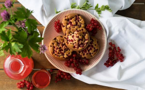 baked, bread, delicious, epicure, food, fruits, glass, glass jar, indulgence, juice, pastry, red, currant, tasty, top view