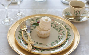 christmas dinner, christmas table, christmas, xmas, holiday, celebration, food, plate, festive, gold, cutlery, delicious, sweet, cake, cupcake, dessert, new year