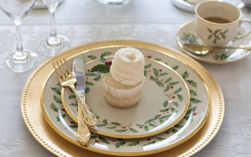 christmas dinner, christmas table, christmas, xmas, holiday, celebration, food, plate, festive, gold, cutlery, delicious, sweet, cake, cupcake, dessert, new year