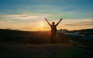 happy, man, sun, sky, sunrise, sunset, horizon, morning, evening, sunlight, hill, landscape, silhouette, dawn, afterglow, dusk