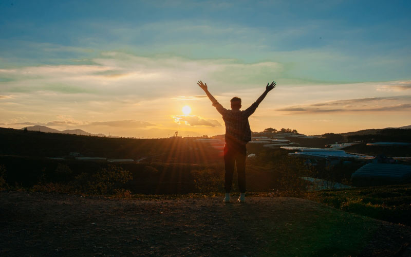 happy, man, sun, sky, sunrise, sunset, horizon, morning, evening, sunlight, hill, landscape, silhouette, dawn, afterglow, dusk
