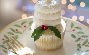 christmas table, christmas dinner, christmas, xmas, new year, holiday, celebration, festive, seasonal, cupcake, holly, food, decoration, plate, fork, event, delicious, garnished, feast, christmas plate, lunch