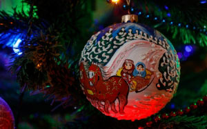 christmas, xmas, new year, christmas tree, christmas decorations, christmas garland, winter, christmas ball, new year, holiday, shine, christmas ornament, christmas eve, christmas lights, pine, conifer, fir, evergreen, spruce