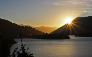morning, sunrise, light, silhouette, lake, rays, lotr tour, queenstown, resort town, otago, new zealand, oamaru, otago, queenstown bay, lake wakatipu, lake, mountains, the remarkables, cecil peak, walter peak, ben lomond, queenstown hill