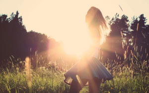 girl, playing, sunshine, meadow, field, sunlight, sky, women, nature, person, sunset, lens flare, grass, back lit, landscape, leisure, outdoors, people