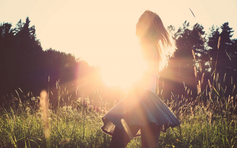 girl, playing, sunshine, meadow, field, sunlight, sky, women, nature, person, sunset, lens flare, grass, back lit, landscape, leisure, outdoors, people