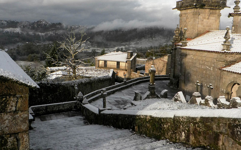 mountains, snow, winter, town, chateau, mountain range, village, tower, weather, castle, tourism, spain, ruins, monastery, galicia, pontevedra, espana