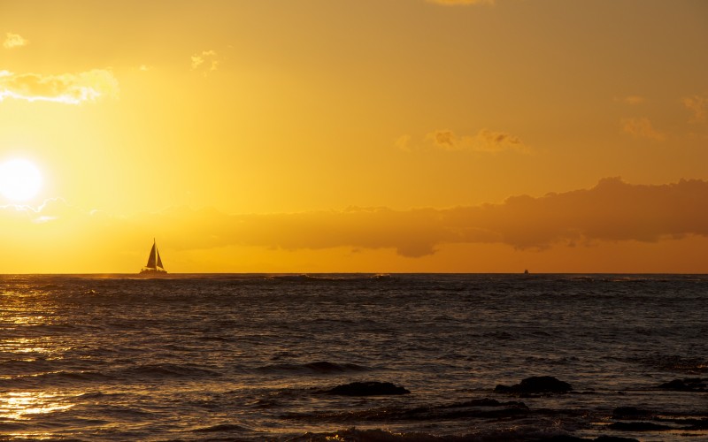 sea, water, nature, ocean, horizon, silhouette, sky, sun, sunset, boat, sunlight, waves, summer, vacation, travel, dusk, evening, twilight, paradise, tropical, seascape, tourism, sailboat