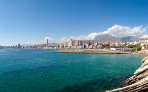 пляж, пейзаж, море, побережье, вода, небо, берег, город, панорама, лето, отпуск, береговая линия, скалы, побережье, европа, средиземноморье, залив, туризм, испания, аликанте, бенидорм, мыс, туристический